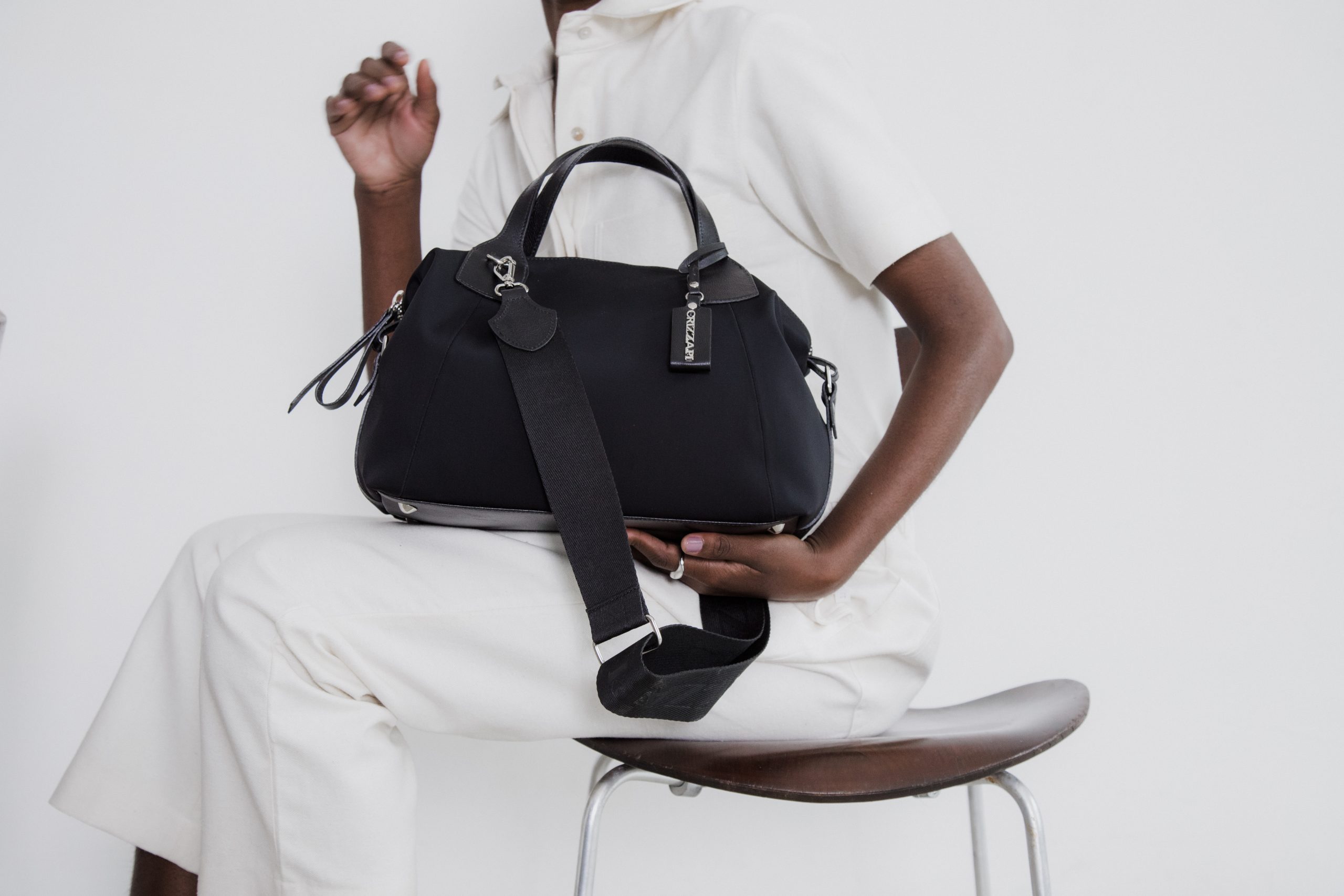 bolsa-feminina-de-nylon-preto-crizzapi-com-modelo