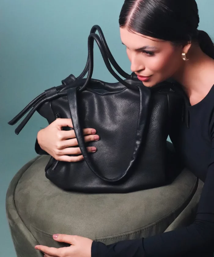 bolsa-de-couro-feminina-saco-alca-ombro-cr-11300-crizzapi-04