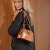 bolsa-pquena-cr-708-doctor-bag-na-modelo-cor-caramelo