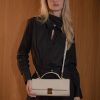 bolsa-tiracolo-clutch-cr-11382-crizzapi-no-corpo (1)